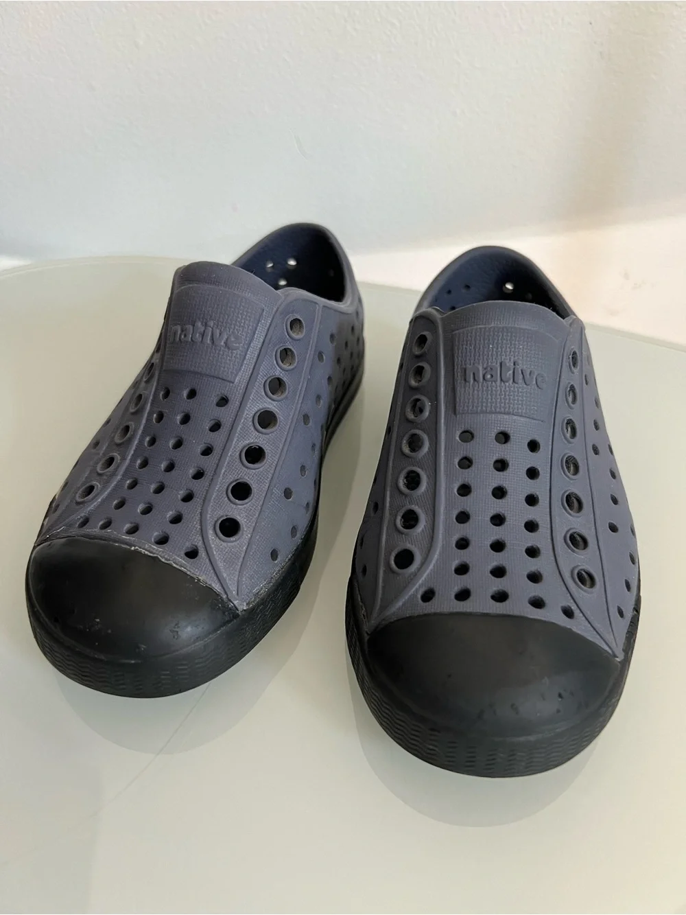 Native Jefferson Pewter Gray & Black Slip-Ons, 8c